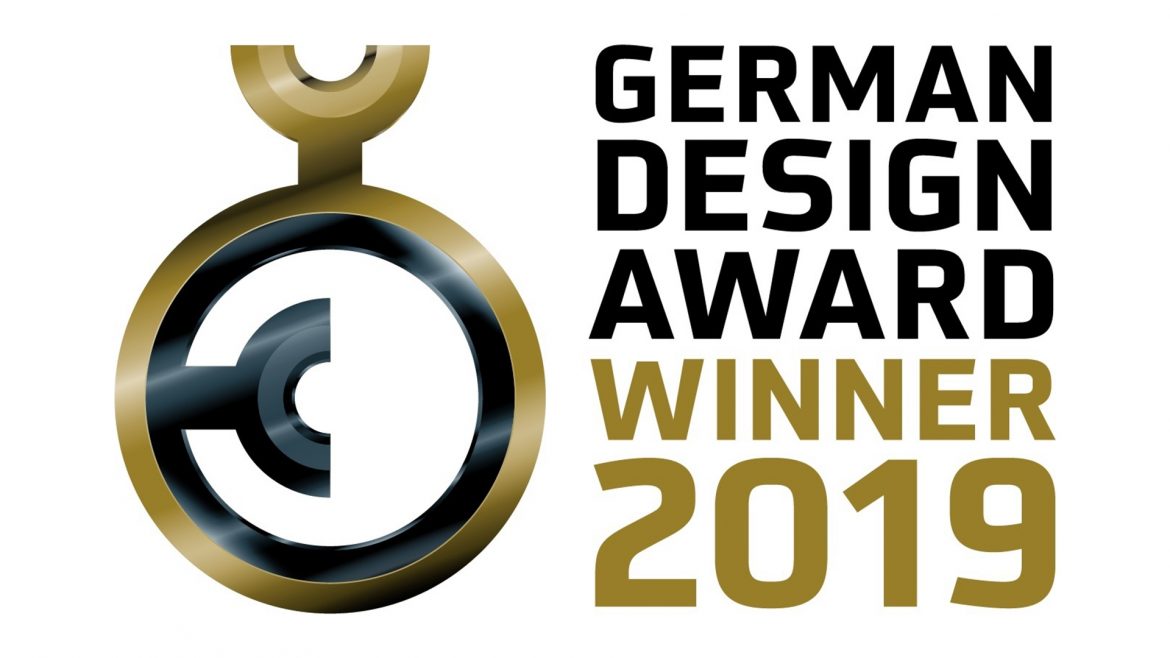 German Design Award Winner 2019 Logo mit einem goldenen, schwarzen und weißen kreisförmigen Emblem auf der linken Seite.
