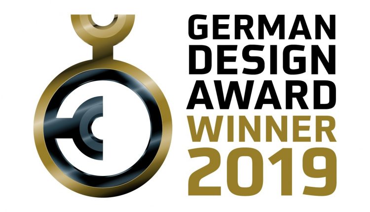 German Design Award Winner 2019 Logo mit einem goldenen, schwarzen und weißen kreisförmigen Emblem auf der linken Seite.