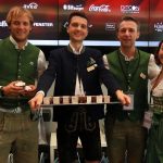 Eine Gruppe von Menschen posiert für ein Foto.