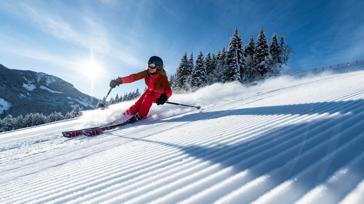 Skifahrerin auf perfekt präparierte Piste