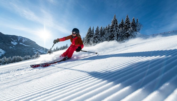 Skifahrerin auf perfekt präparierte Piste