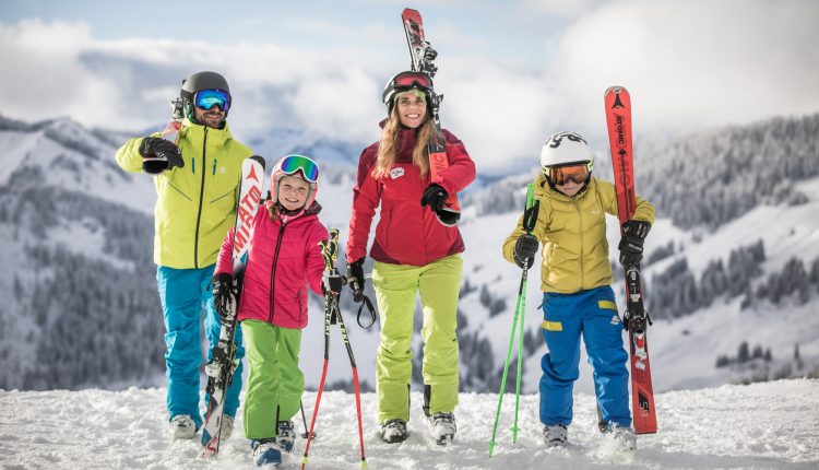Familie mit Skiausrüstung © SalzburgerLand Tourismus
