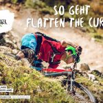 Mountainbiker, der sich auf einem felsigen Weg im Salzburger Land, Österreich, scharf in eine Kurve legt.