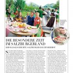 Eine Gruppe in traditioneller Kleidung feiert bei einem Salzburger Erntedankfest im Freien mit Musik, Essen und Getränken.