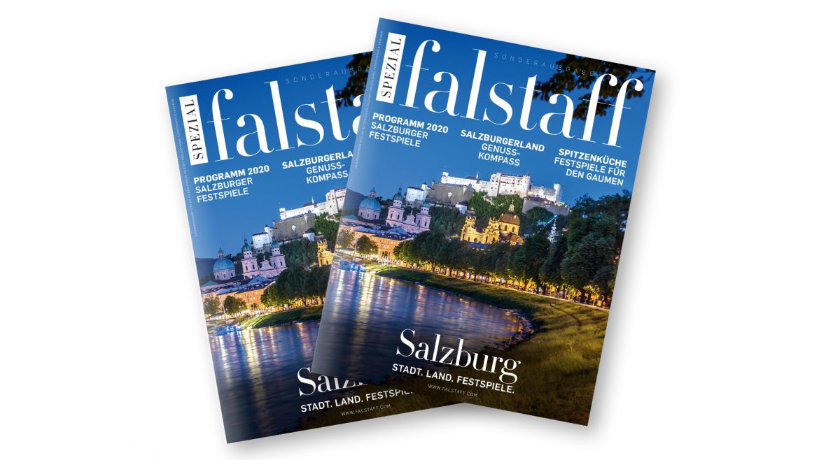 Zwei Falstaff-Magazine mit einer Nachtansicht von Salzburg und einem blauen Umschlag sind auf einer weißen Fläche übereinandergelegt.