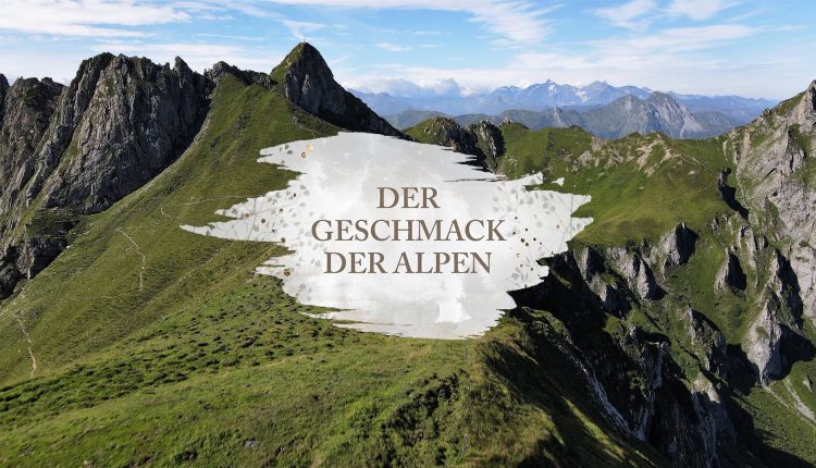 Berglandschaft mit felsigen Gipfeln, grünen Hängen und dem Text Der Geschmack der Alpen in der Mitte.