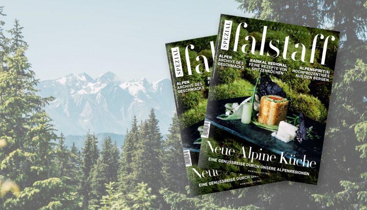 Zwei Falstaff-Magazine mit alpiner Küche vor der Kulisse von Tannen und schneebedeckten Bergen.