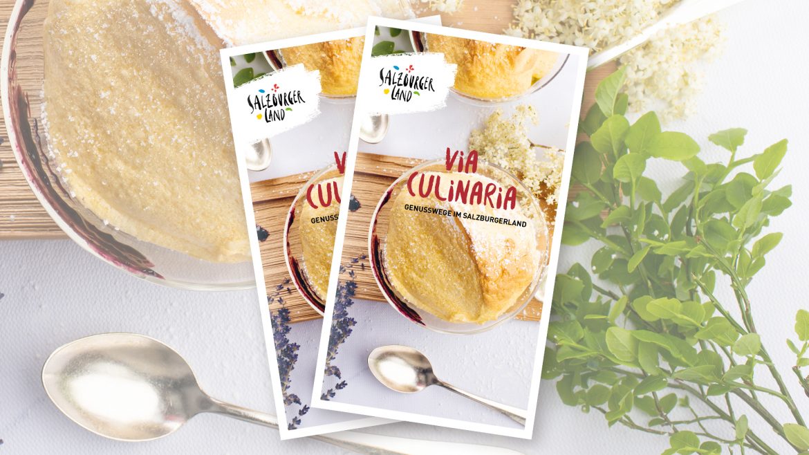 Zwei Rezeptkarten mit einem Dessert, einem Löffel und grünen Kräutern auf hellem Hintergrund. Text: Via Culinaria.