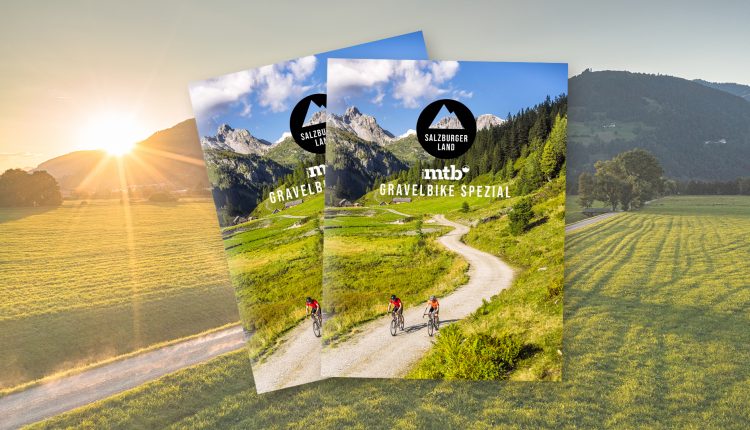 Zwei Broschüren mit Radfahrern auf einem Schotterweg, Bergen im Hintergrund und einem Sonnenuntergang über einer grünen Wiese.