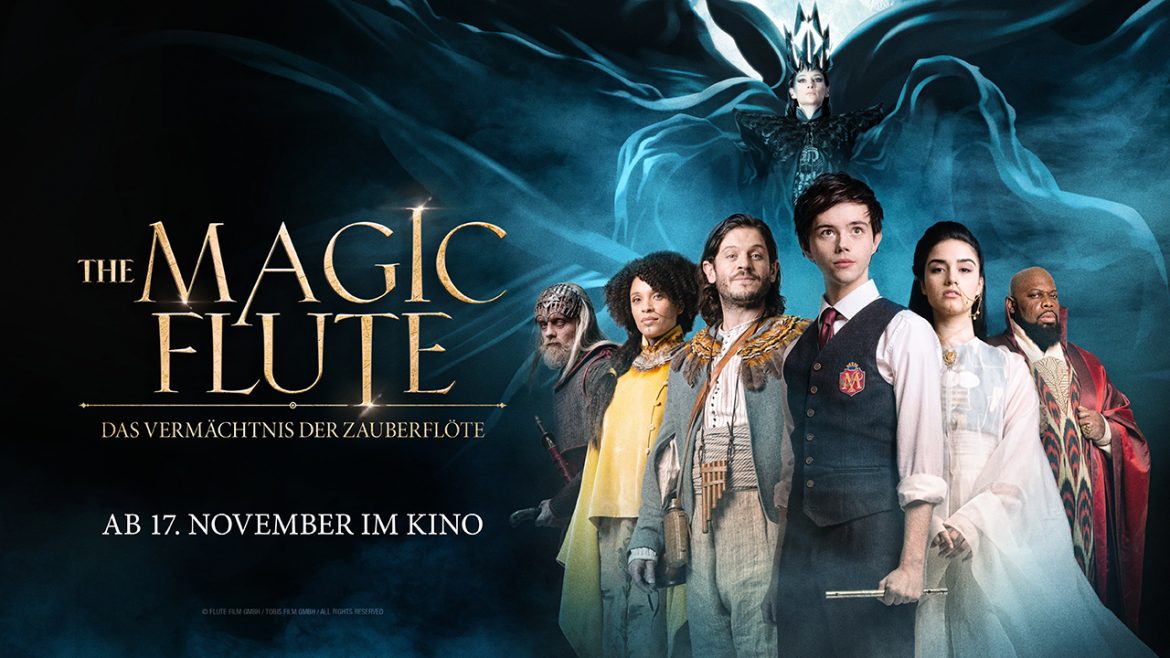 Eine Gruppe von Personen in Fantasiekostümen steht vor einem dunklen, mystischen Hintergrund mit dem Titel Die Zauberflöte.