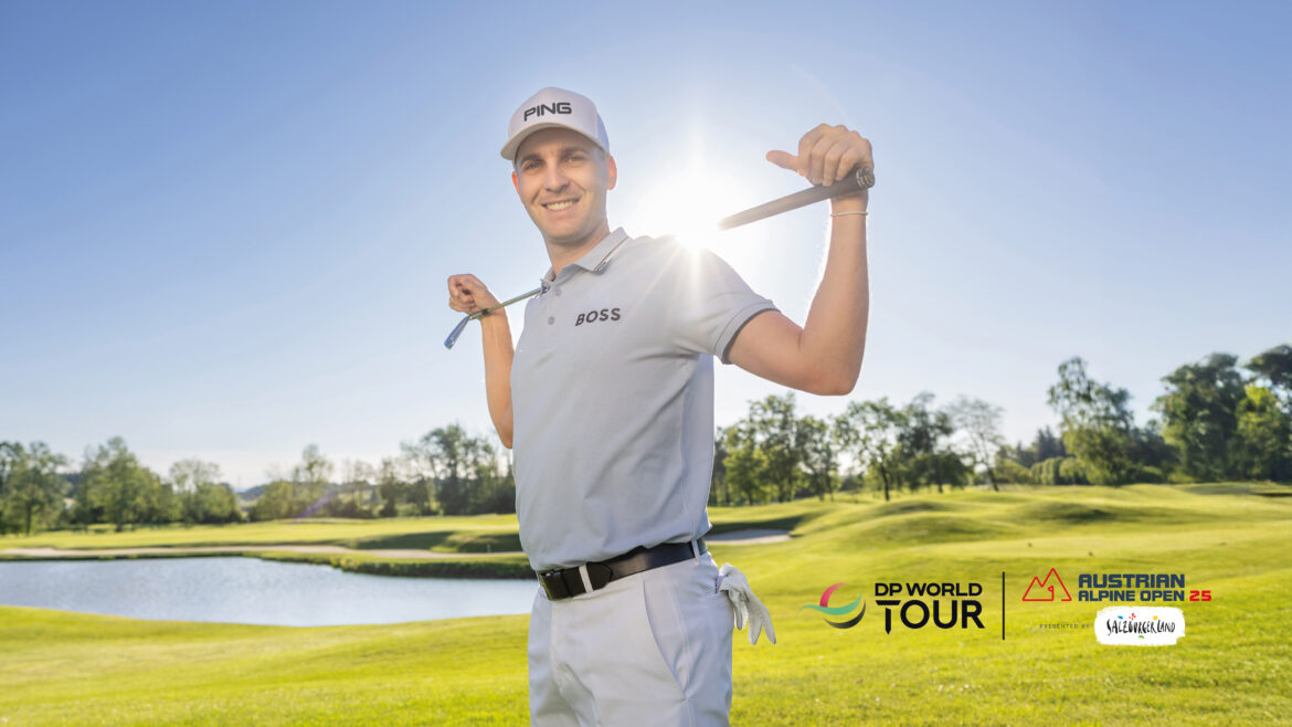 Ein lächelnder Golfer posiert auf einem sonnigen Golfplatz, einen Schläger im Nacken haltend; Turnierlogos in der Ecke.