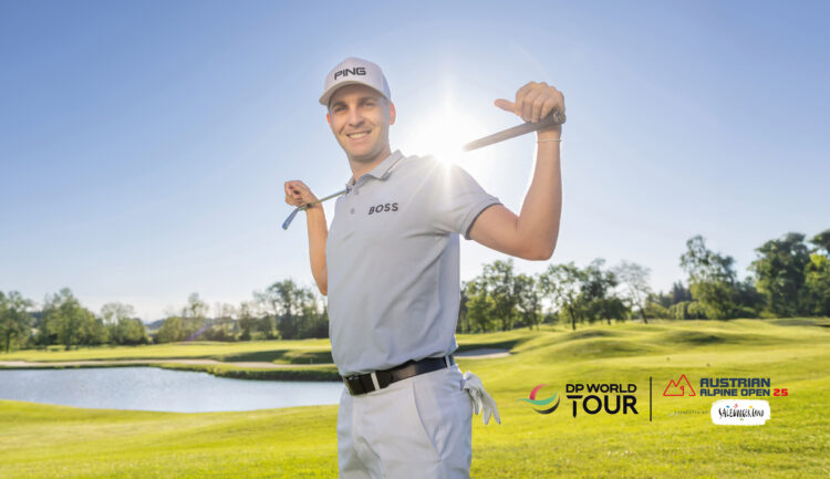 Ein lächelnder Golfer posiert auf einem sonnigen Golfplatz, einen Schläger im Nacken haltend; Turnierlogos in der Ecke.