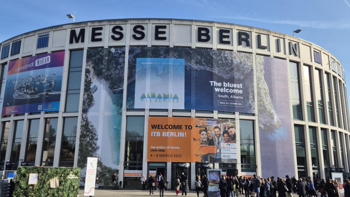 Das Kongresszentrum der Messe Berlin mit den Bannern der ITB Berlin und den Menschenmassen, die sich vor dem Eingang versammelt haben.