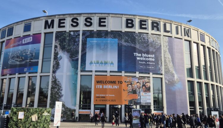Das Kongresszentrum der Messe Berlin mit den Bannern der ITB Berlin und den Menschenmassen, die sich vor dem Eingang versammelt haben.