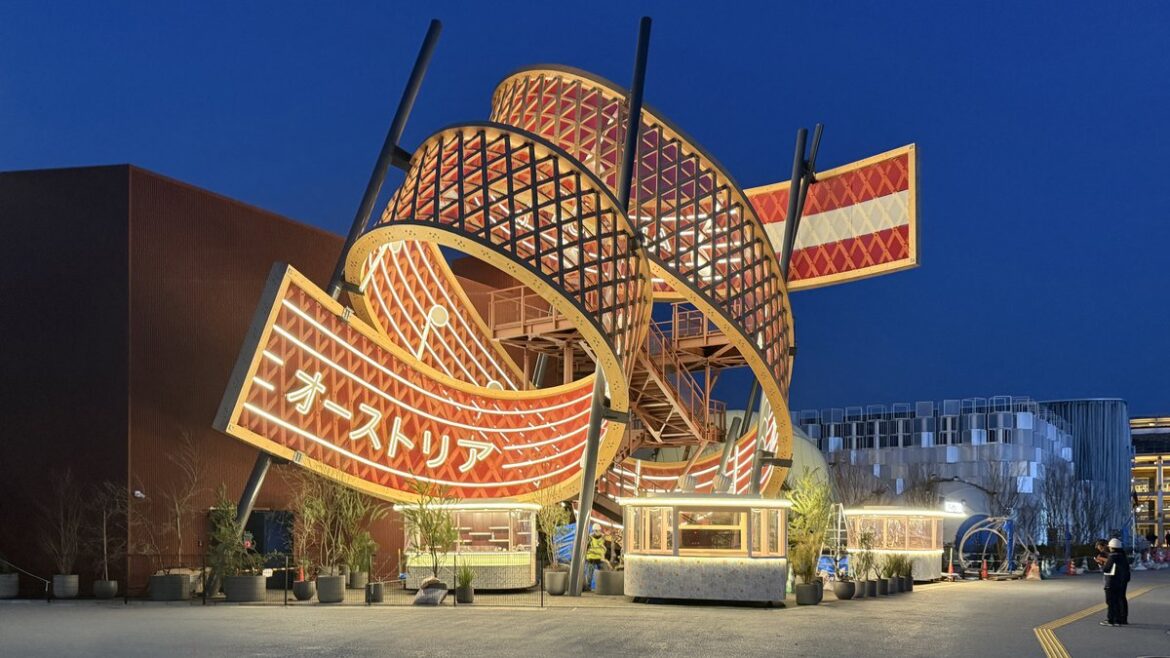 Österreich-Pavillon mit wirbelndem, rot-weiß beleuchtetem Design bei Nacht, gesäumt von Pflanzen und Beschilderung.