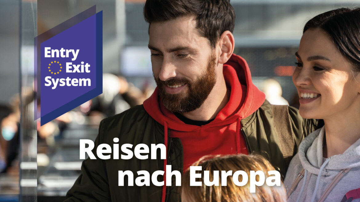 Eine lächelnde Familie auf einem Flughafen mit Reisen nach Europa und Entry Exit System-Text auf Deutsch.