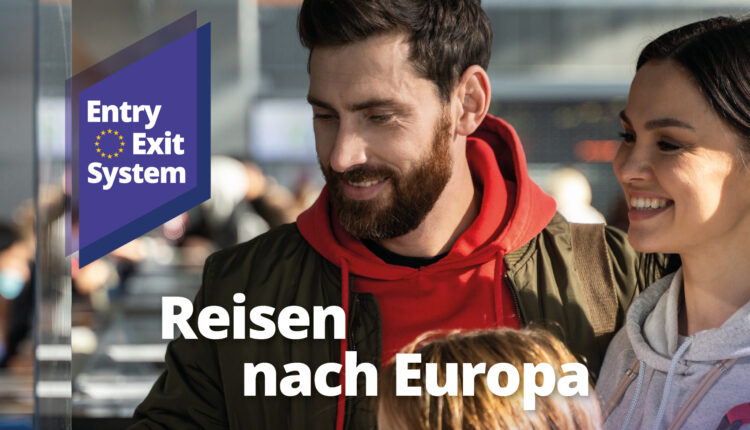 Eine lächelnde Familie auf einem Flughafen mit Reisen nach Europa und Entry Exit System-Text auf Deutsch.