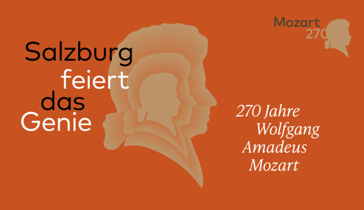 Orangefarbenes Plakat mit der Silhouette Mozarts, deutschem Text und 270 Jahre Wolfgang Amadeus Mozart auf der rechten Seite.