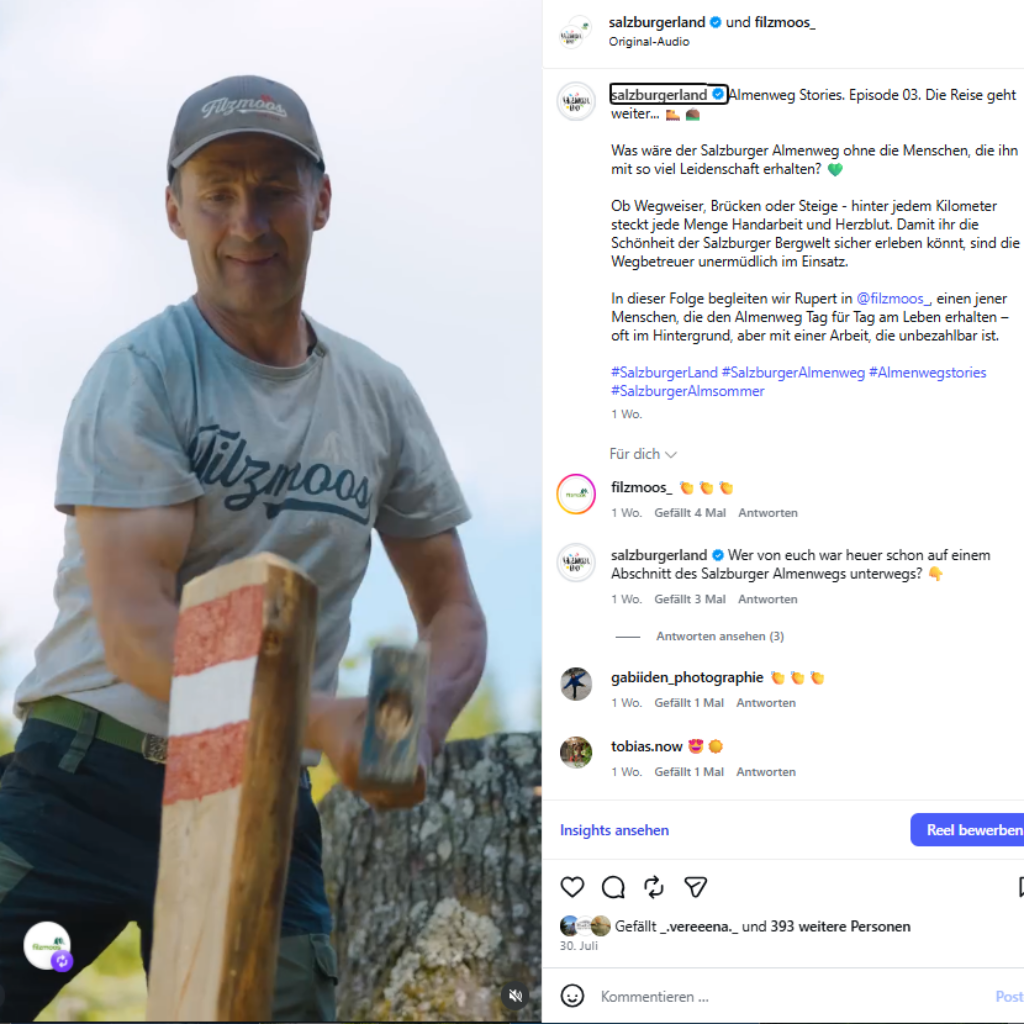 Ein lächelnder Mann mit Mütze spaltet draußen Holz und hält dabei eine Axt in der Hand – perfekt für den Social-Media-Sommer-2026-Vibe.