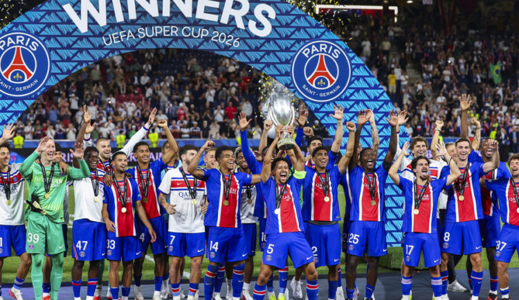 Paris Saint-Germain feiert den Sieg im UEFA-Superpokal – ganz im Stil der Begeisterung beim „1000 Miglia Warm Up Austria 2026“.