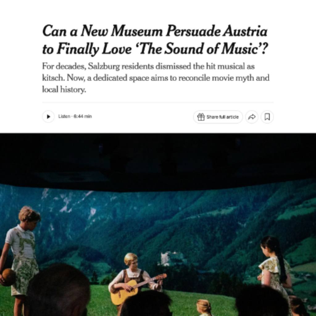 Menschen in traditioneller Tracht führen „The Sound of Music“ vor der malerischen Bergkulisse des Salzburger Museums auf.