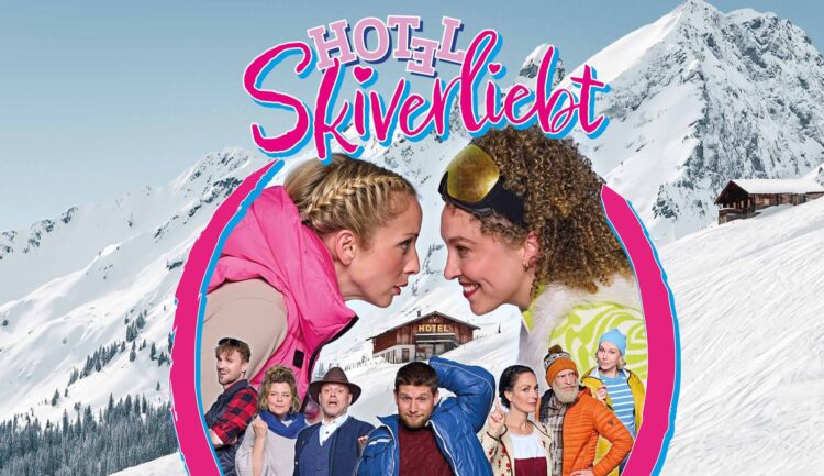 Plakat zum Film Hotel Skiverliebt, auf dem eine Gruppe von Menschen in Winterkleidung vor einem schneebedeckten Berg zu sehen ist.